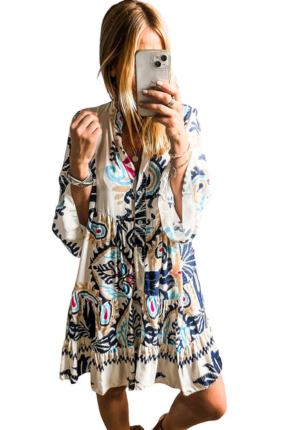 Wit bedrukte mini-jurk met tribal print, armband, mouwen en knopen
