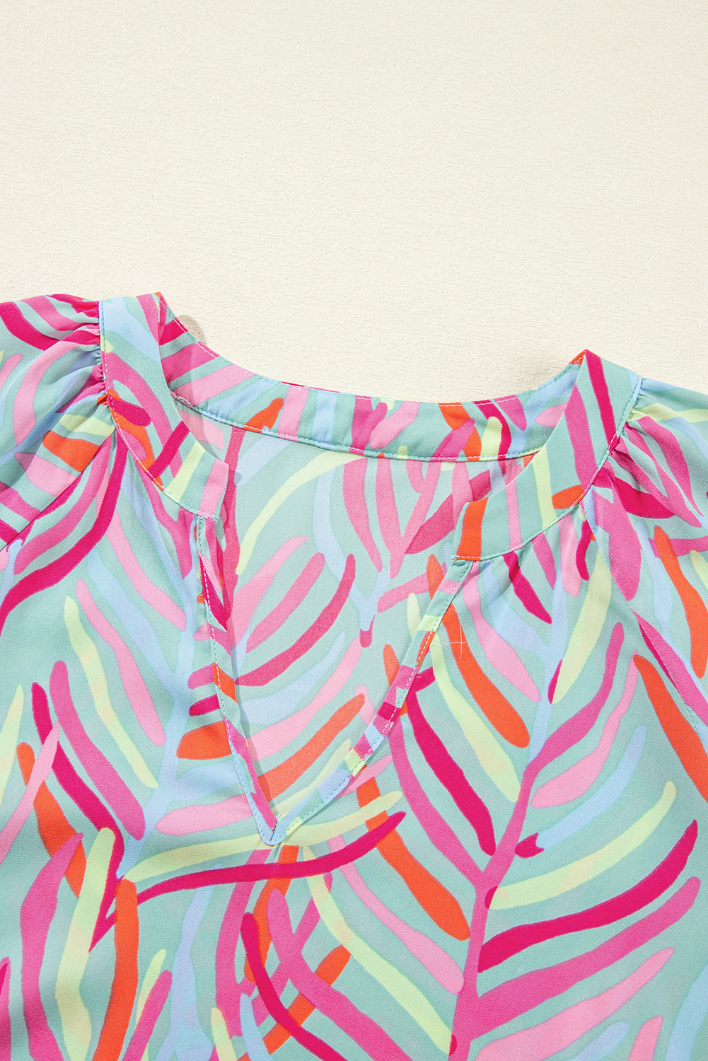 Lichtblauwe Ricrac-jurk met gelaagde pofmouwen met abstracte print