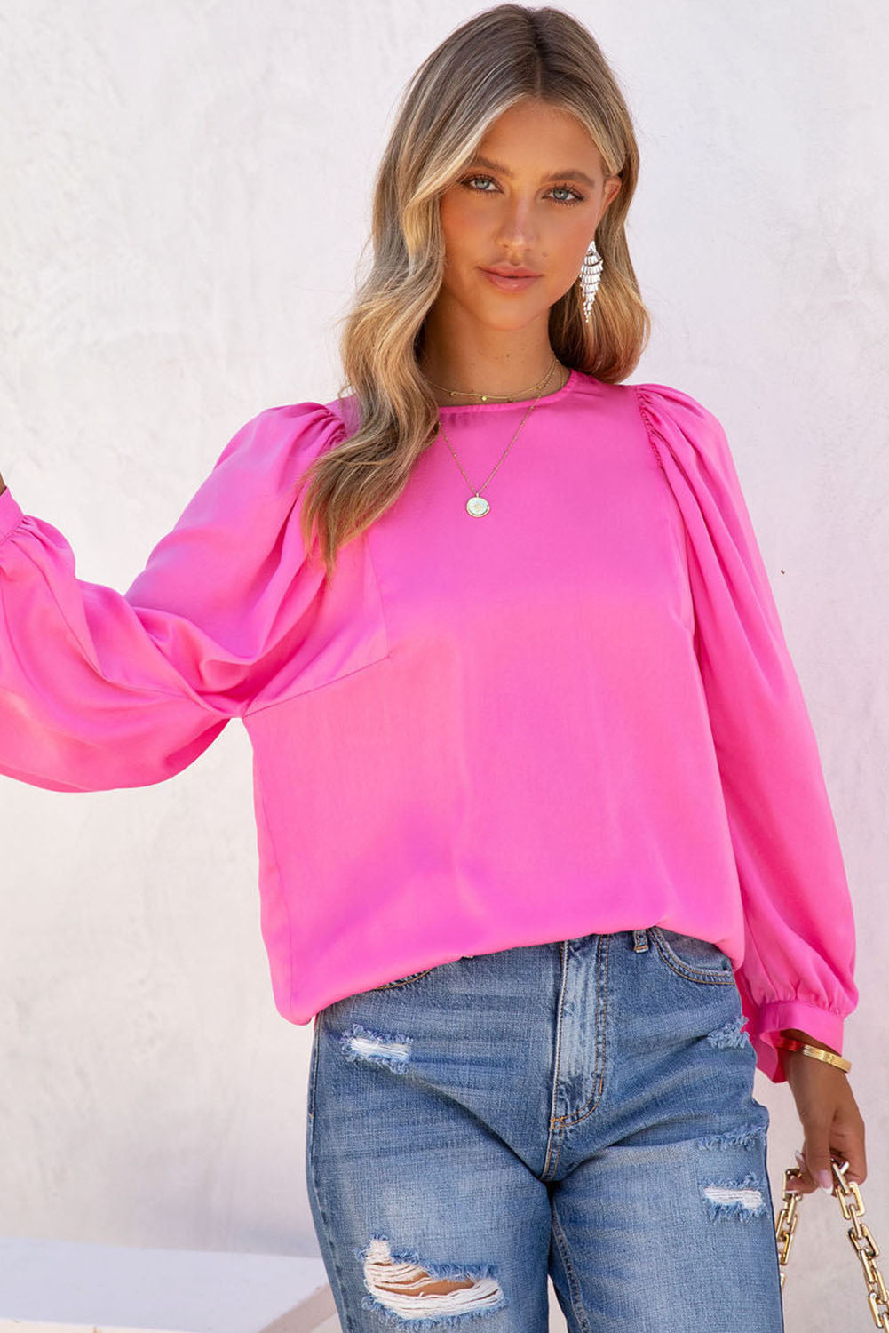 Roze satijnen blouse met ronde hals en lange mouwen