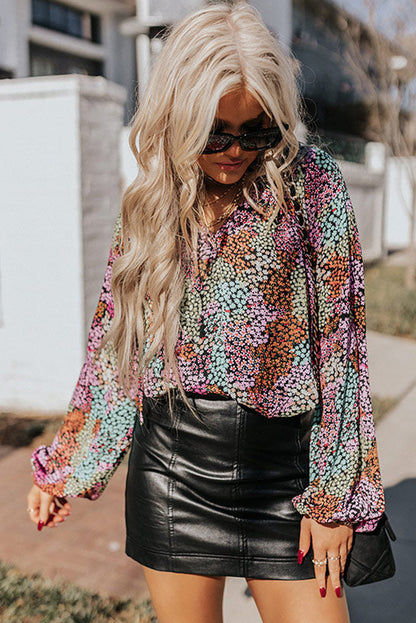 Veelkleurige, levendige, gebloemde blouse met V-hals en pofmouwen