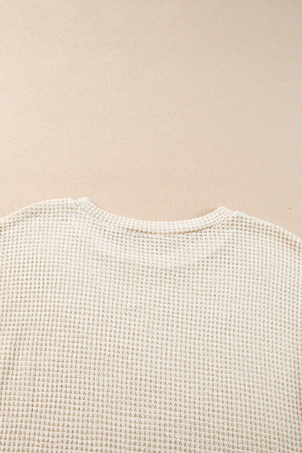Beige korte tweedelige set met franjes en getextureerde rand