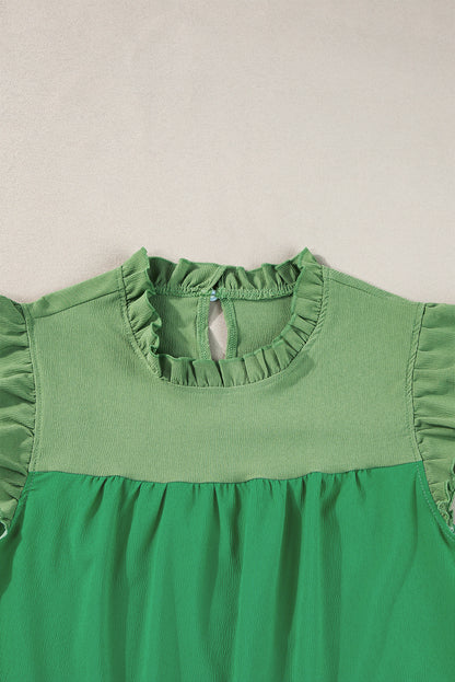 Heldergroene tweekleurige blouse met ruches en fladdermouwen