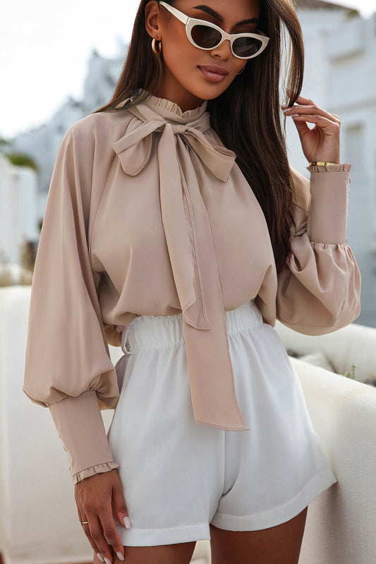 Kaki blouse met geknoopte nephals en bisschopsmouwen met ruches