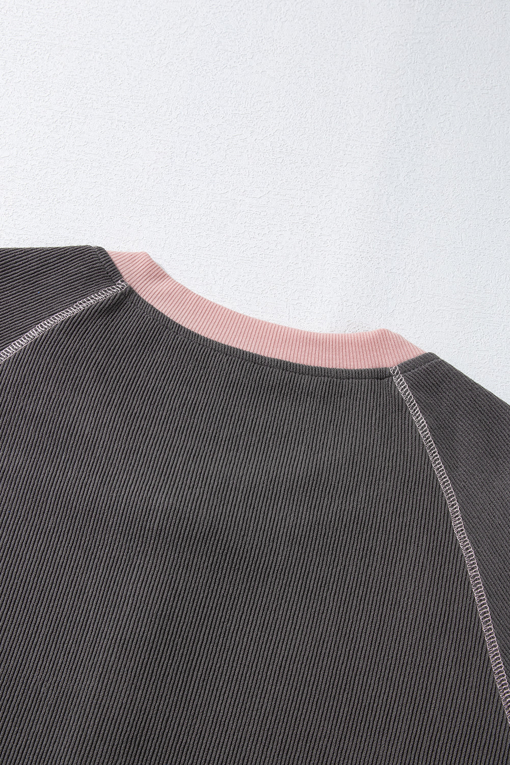 Koolstofgrijze Henley-top met contrasterende stiksels