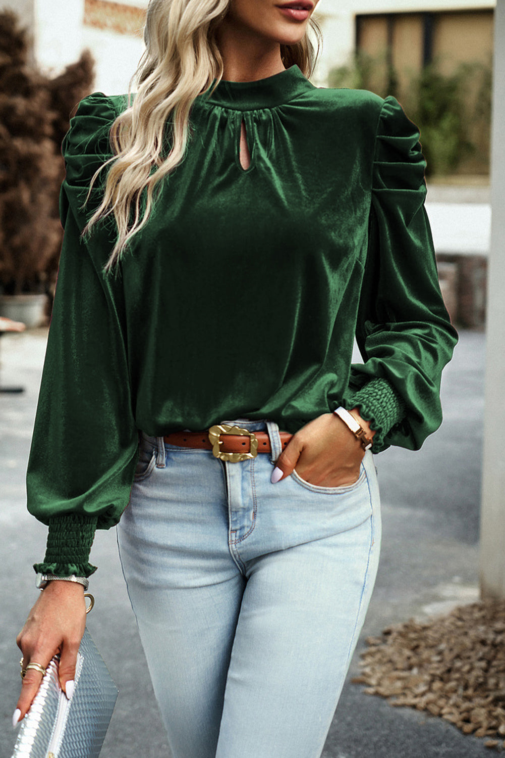 Zwartachtig groene fluwelen blouse met nephals en pofmouwen