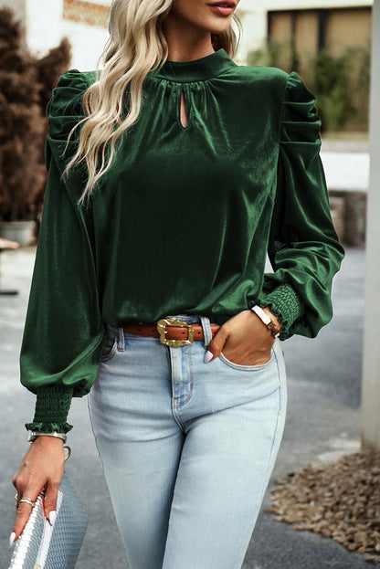 Zwartachtig groene fluwelen blouse met nephals en pofmouwen