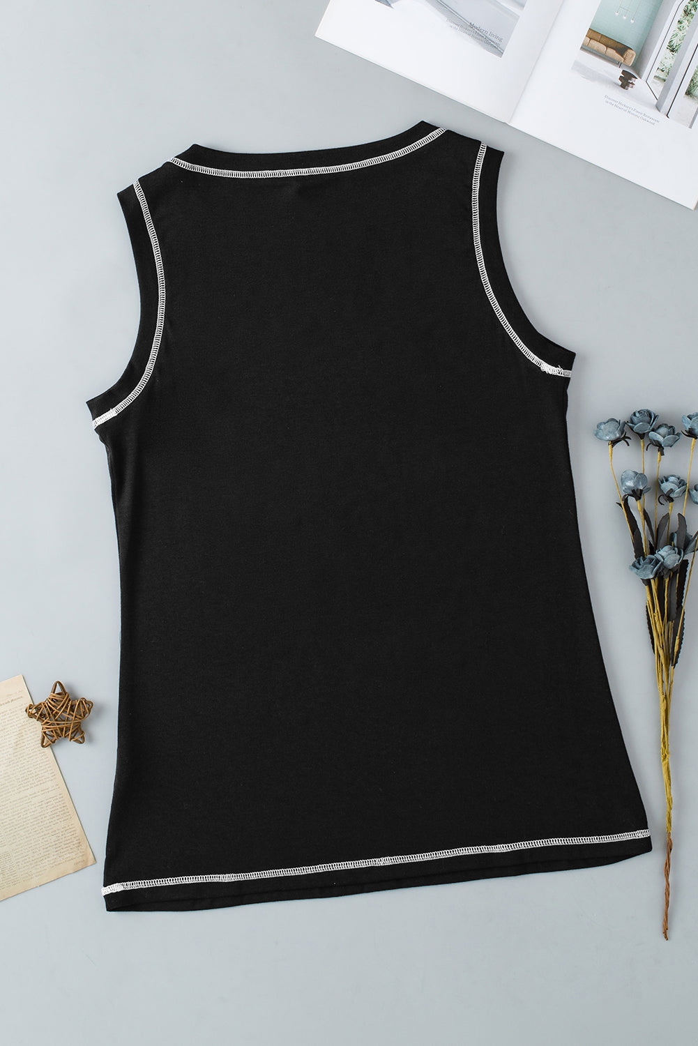 Zwarte mouwloze top met ronde hals en contrasterende stiksels