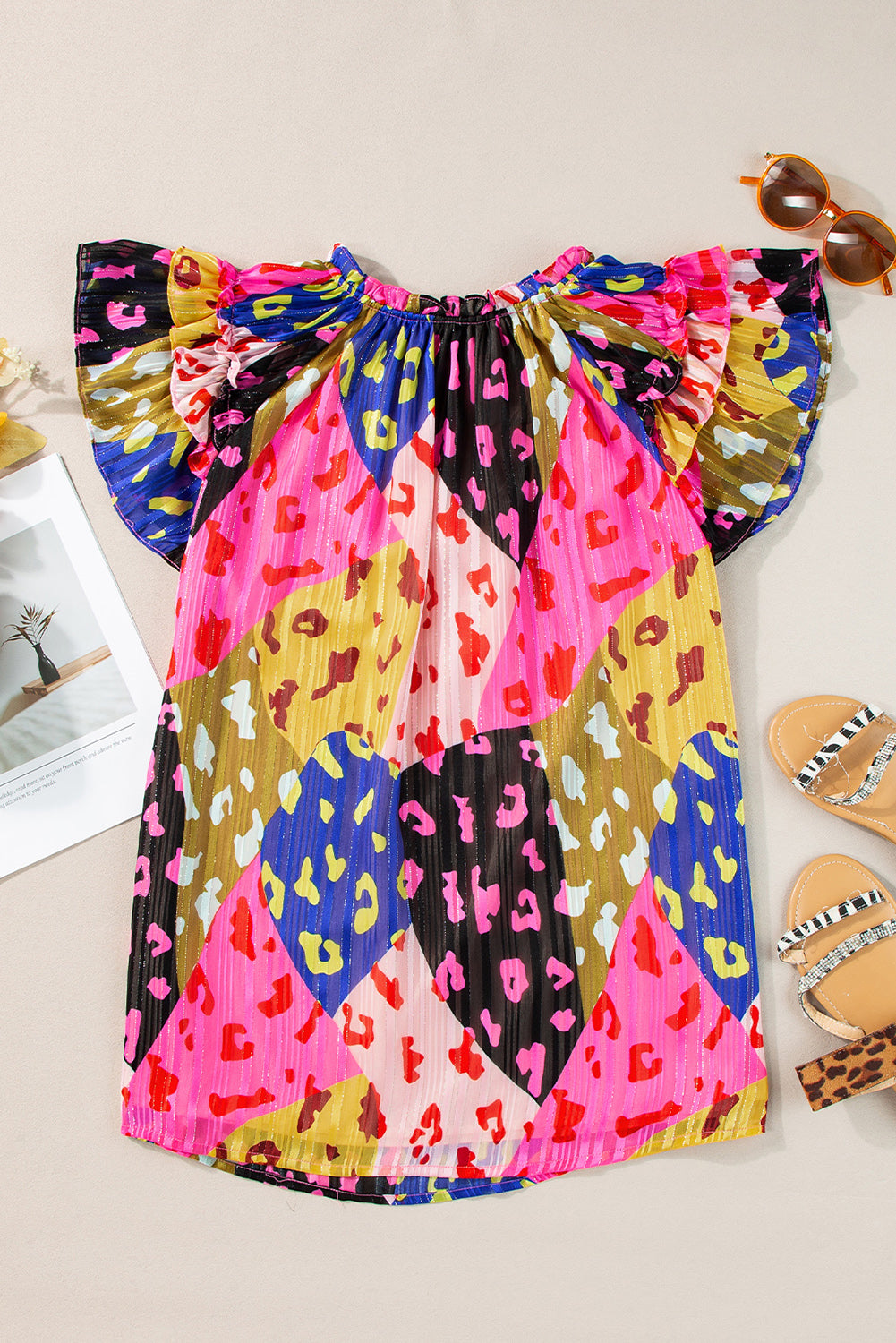 Gekreukte blouse met roze luipaardmouwen en v-hals