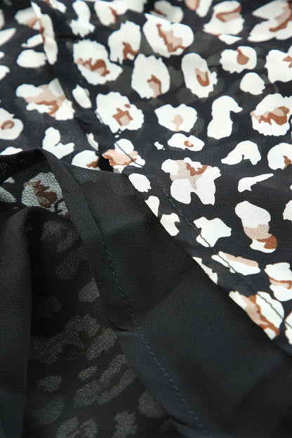 Zwarte jurk met wijde mouwen, tailleband, dubbele laag en ruches met luipaardprint met V-hals