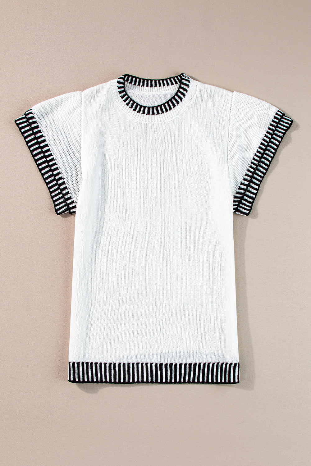 Witte gebreide top met contrasterende rand en ronde hals, vleermuismouwen
