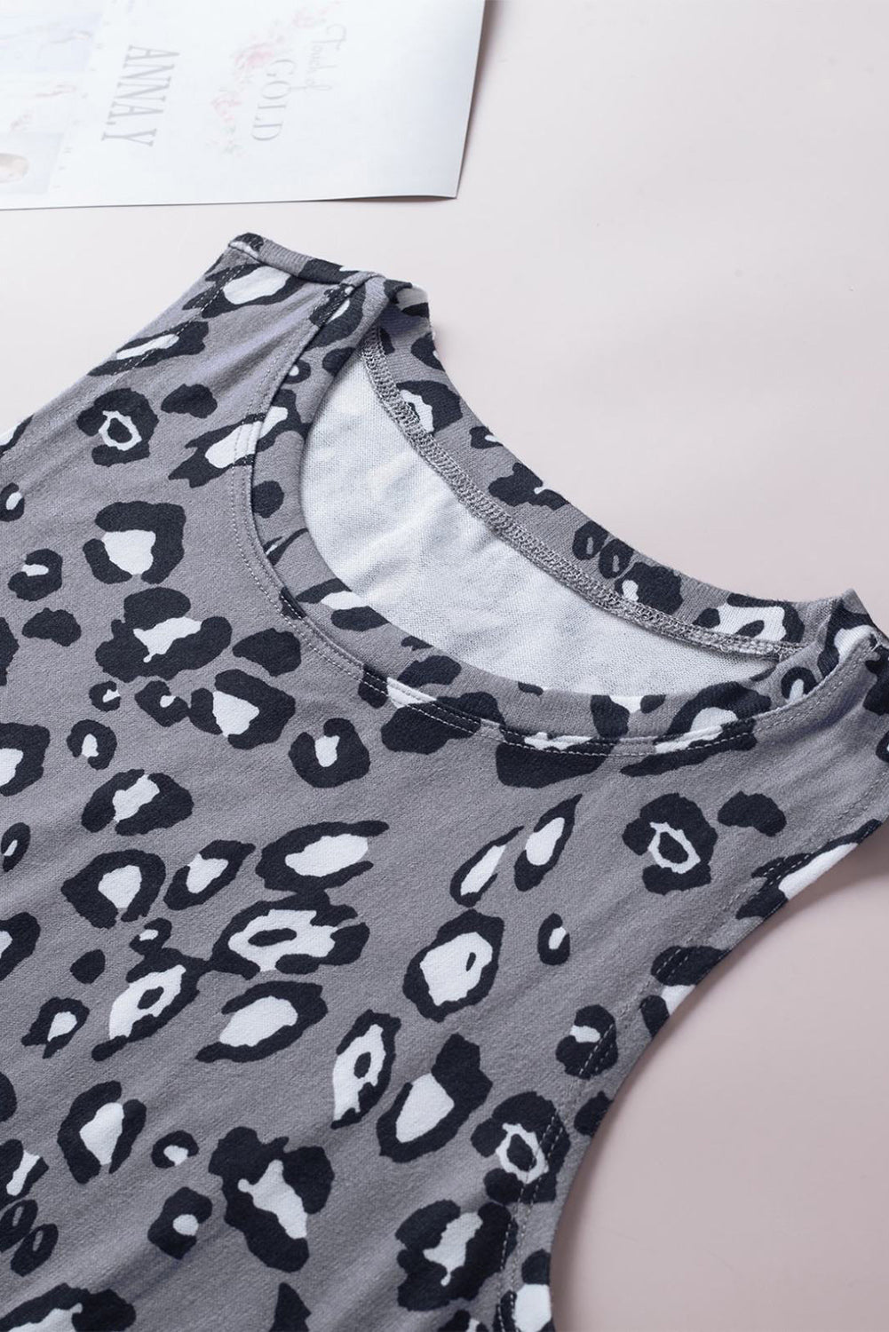 Grijze tanktop met ronde hals en luipaardprint
