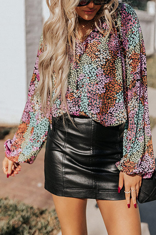 Veelkleurige, levendige, gebloemde blouse met V-hals en pofmouwen