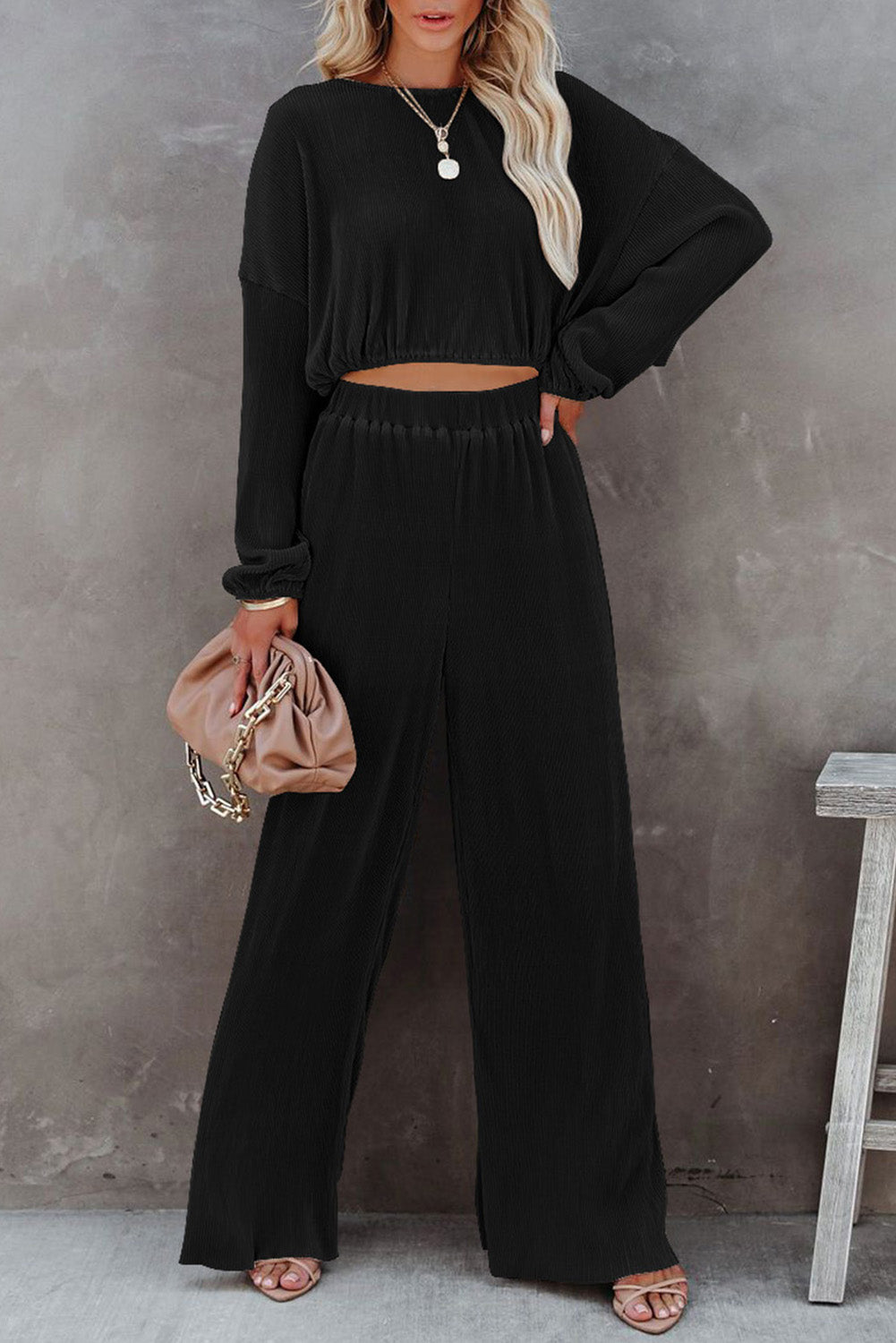 Zwarte cropped trui met koord en broek met wijde pijpen