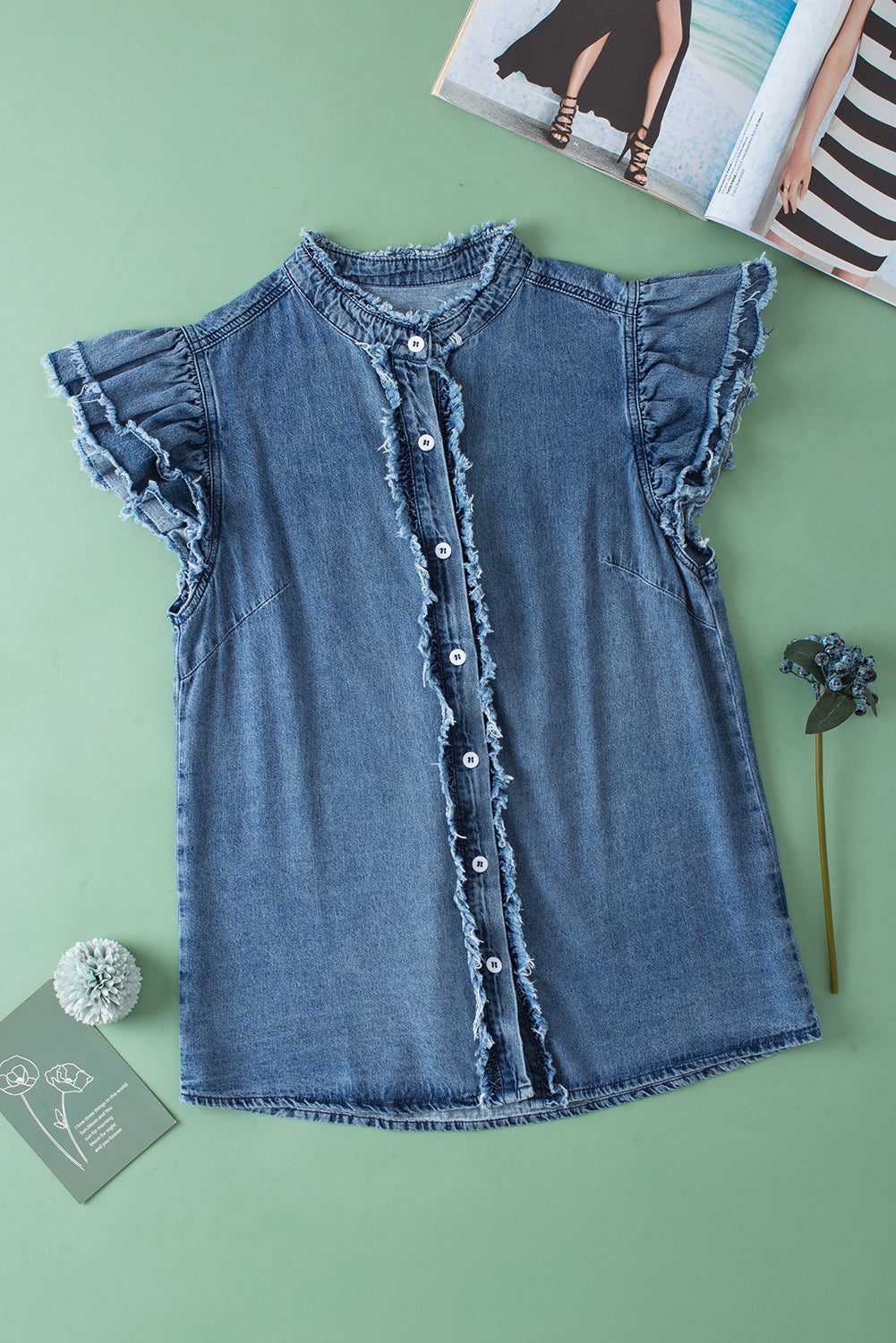 Ashleigh blauwe gegolfde denim top met knopen aan de voorkant en ruches
