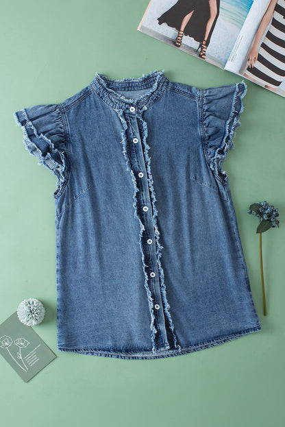 Ashleigh blauwe gegolfde denim top met knopen aan de voorkant en ruches