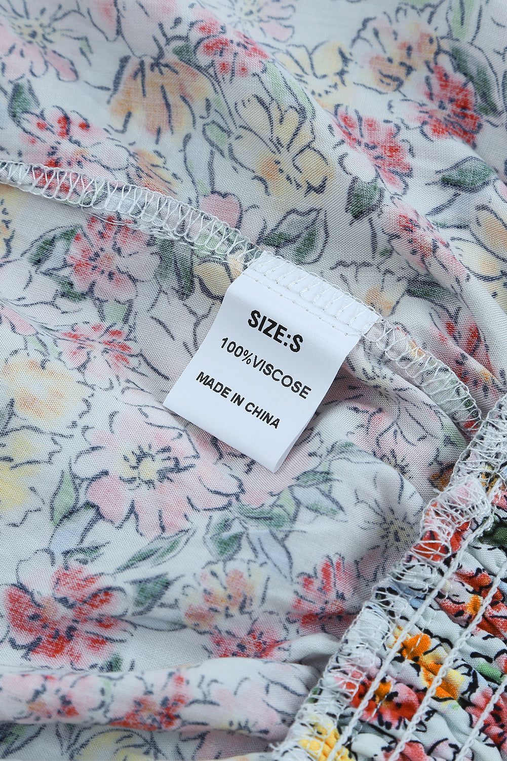 Veelkleurige tanktop met bloemen en V-hals