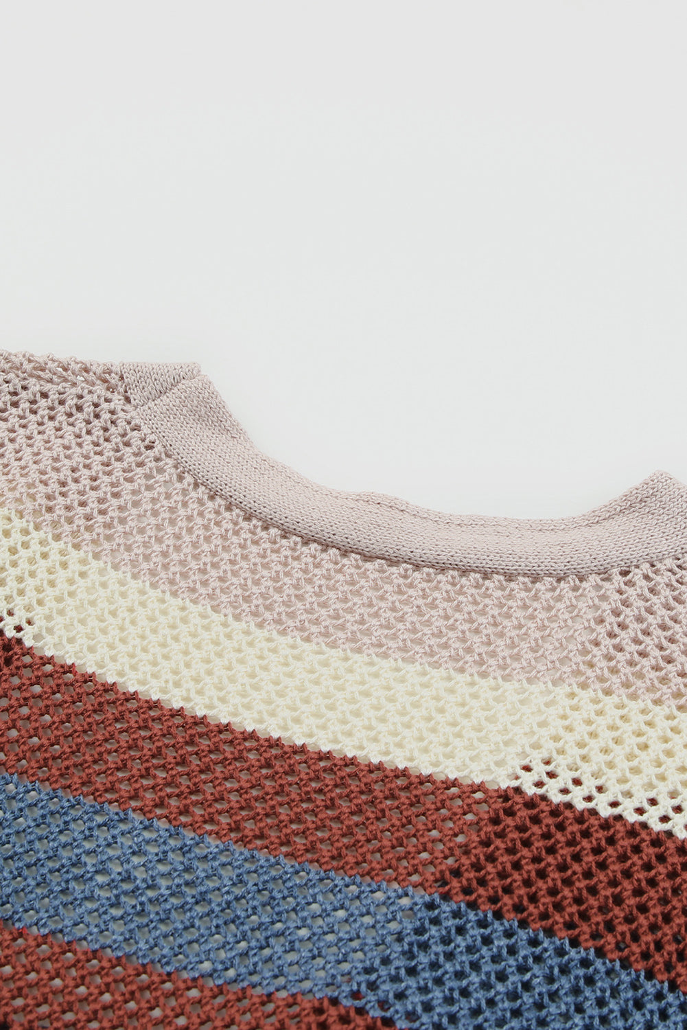 Blauw gestreept uitgehold gebreid vest met kleurenblokken