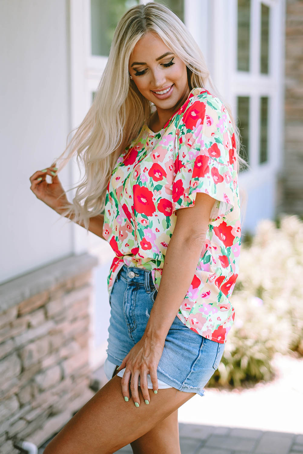 Vurige rode bloemenprint gegolfde blouse met korte mouwen en V-hals