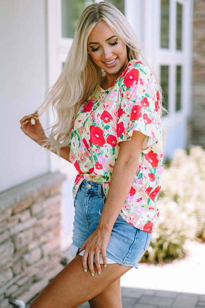 Vurige rode bloemenprint gegolfde blouse met korte mouwen en V-hals