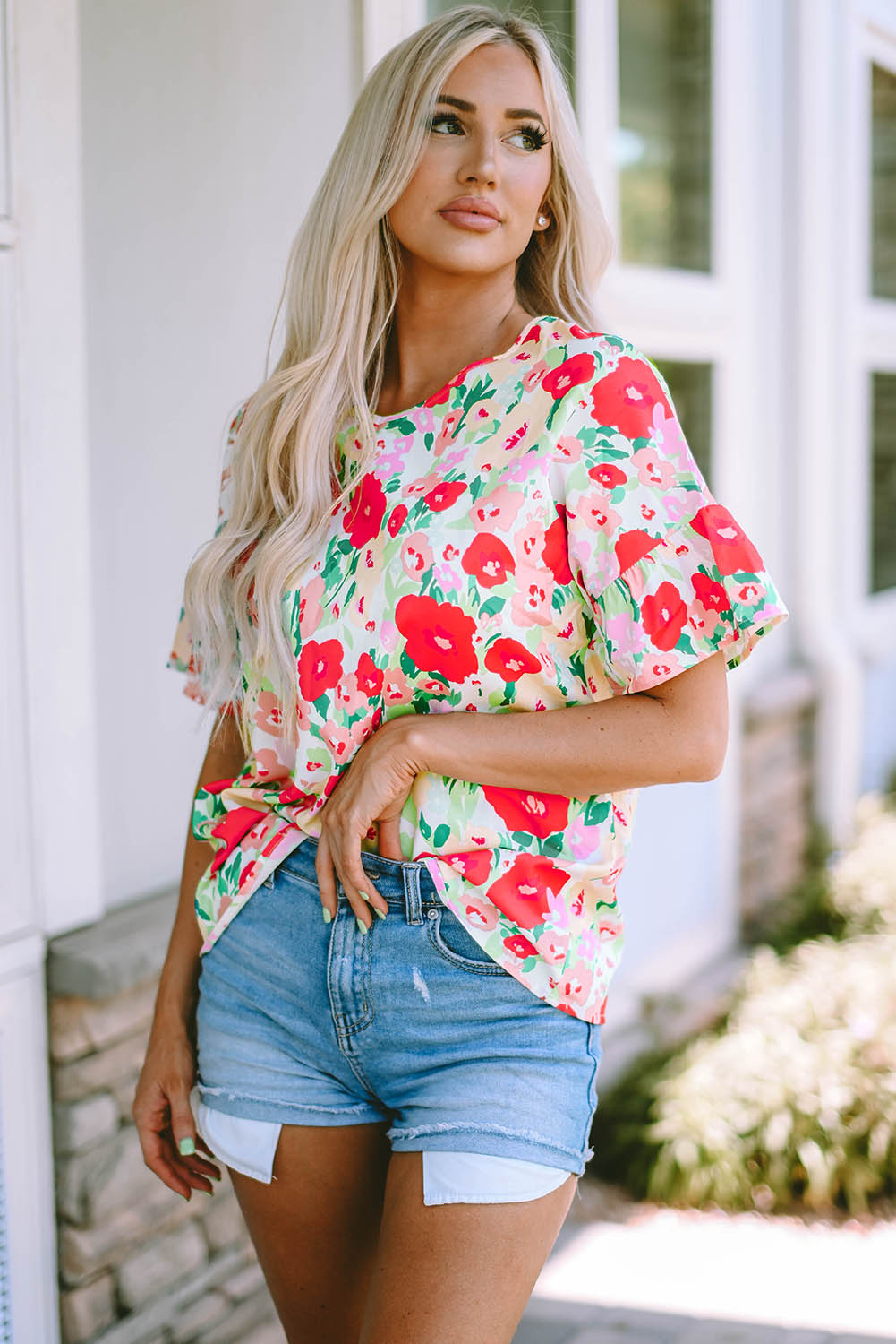 Vurige rode bloemenprint gegolfde blouse met korte mouwen en V-hals