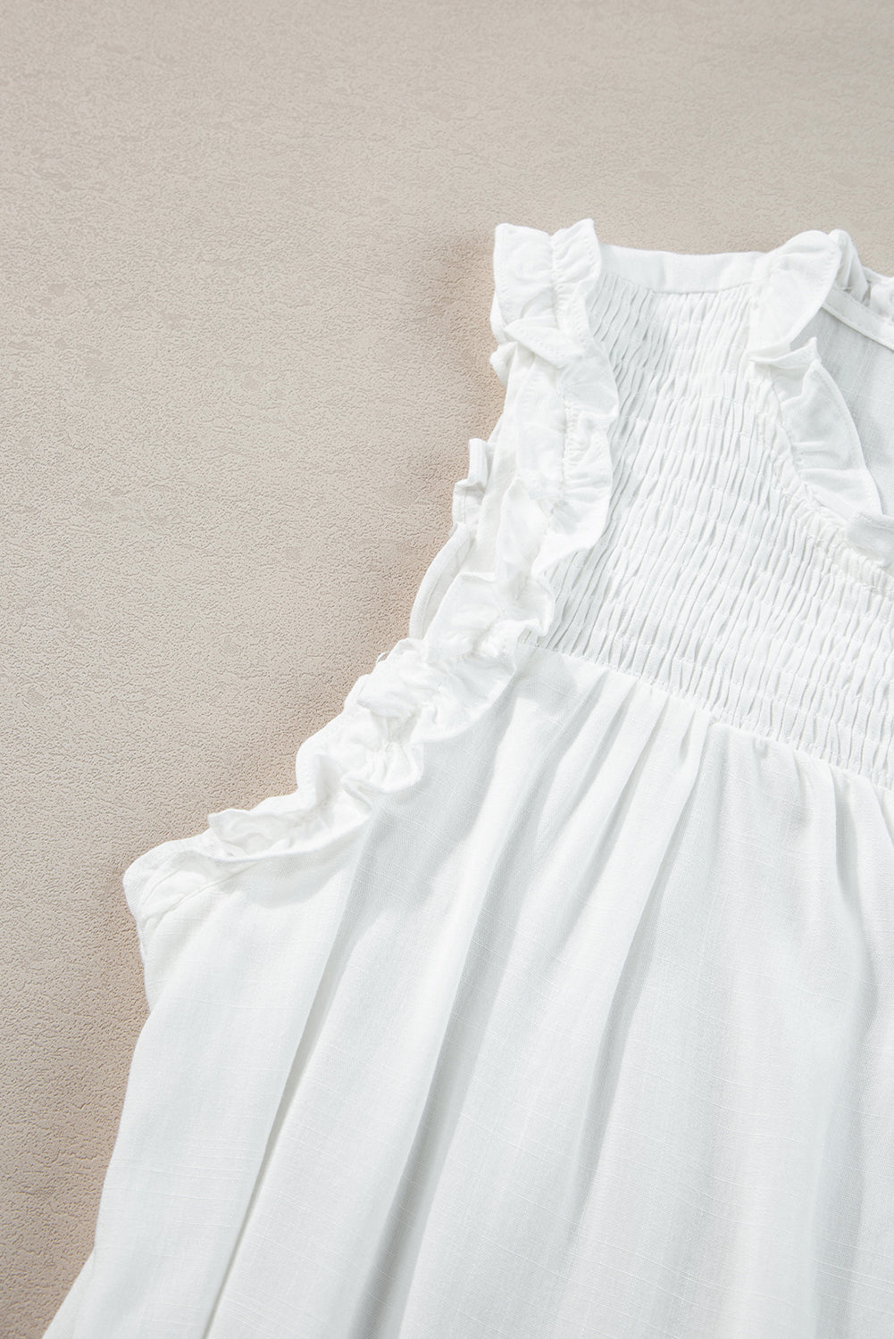 Witte tanktop met splithals en ruches