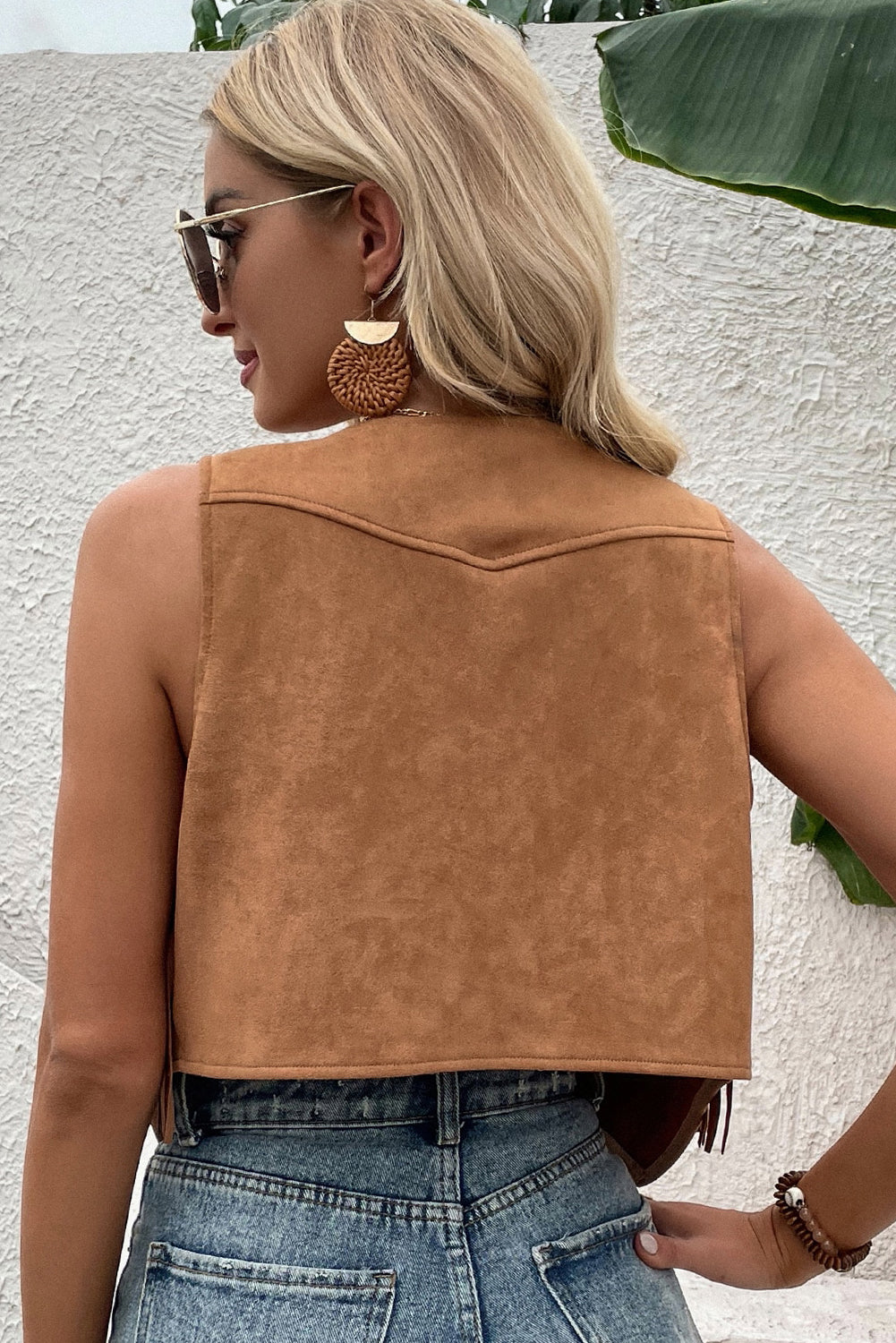 Camelkleurige suède vest met drukknopen aan de voorkant