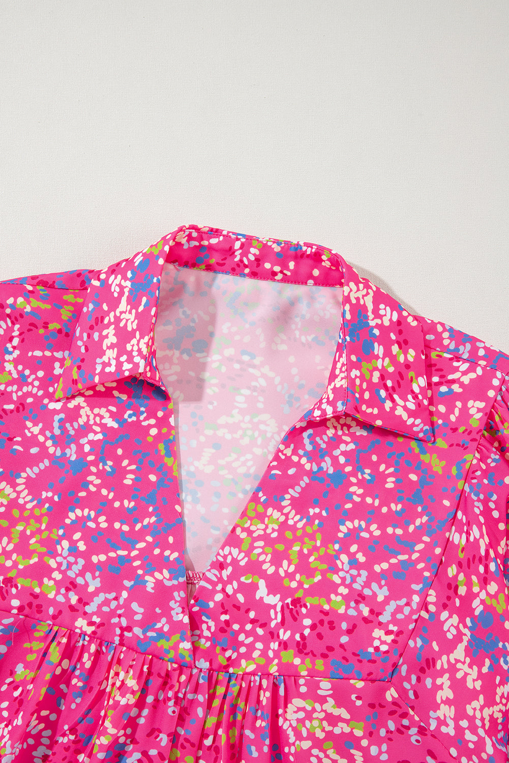 Bonbon Babydoll-blouse met abstracte print en kraag met V-hals