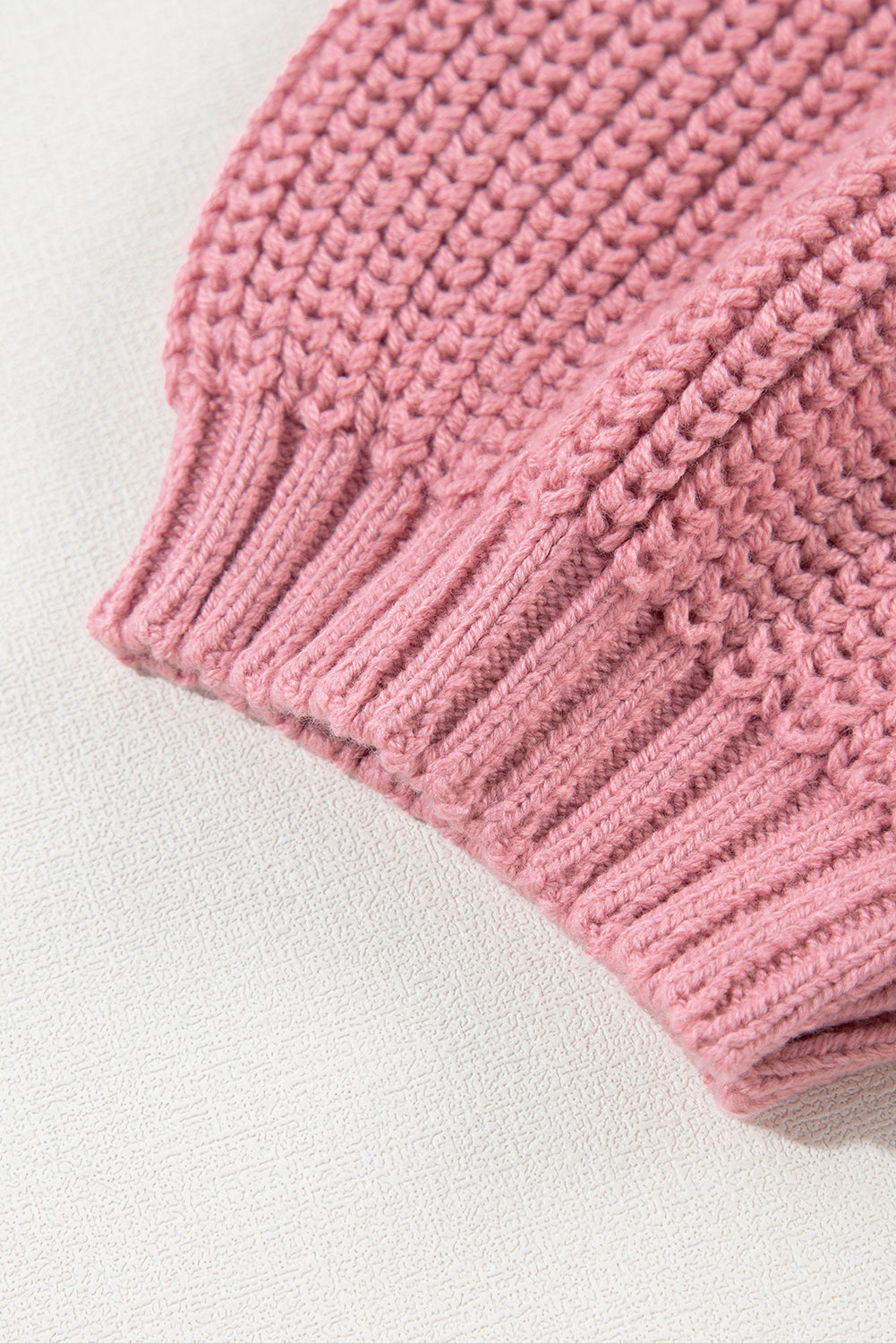 Roze kabelgebreide trui met korte mouwen en gemengde textuur