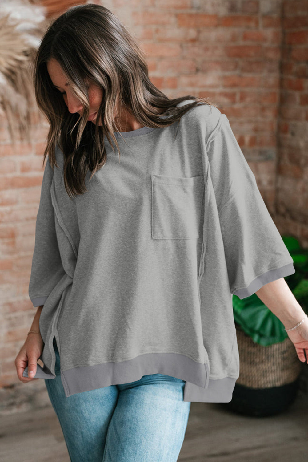 Lichtgrijs los T-shirt met zichtbare naad en borstzak