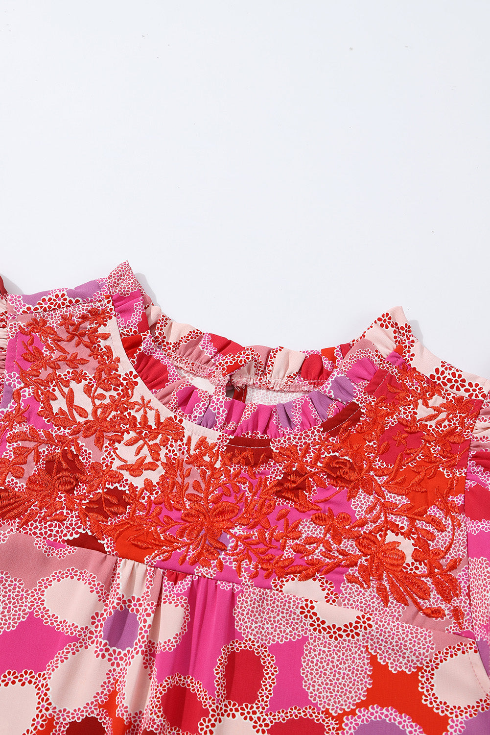 Tanktop met geborduurde details en bloemenprint met ruches