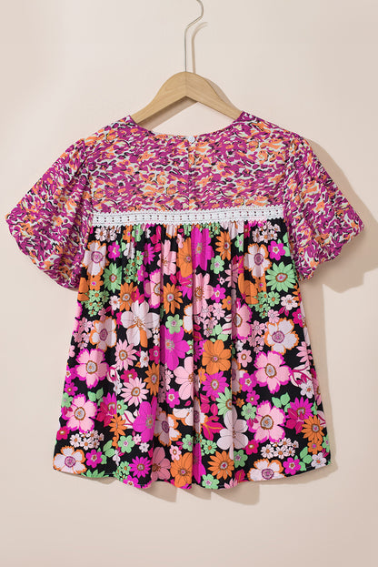 Rozerode blouse met kanten rand en bloemenprint met bubbelmouwen