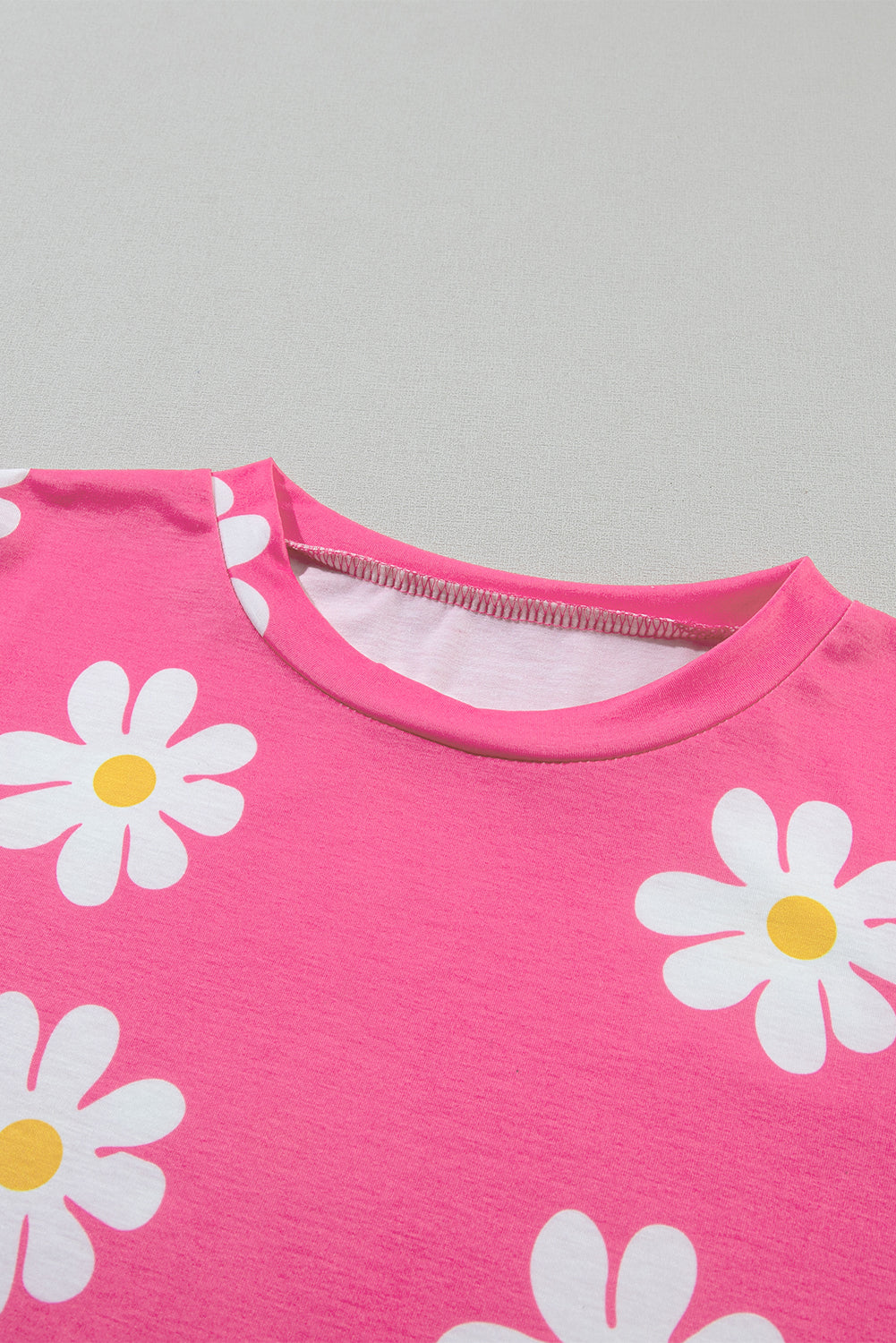 Roze madeliefjes bedrukt T-shirt met ronde hals