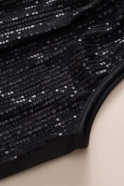Zwarte tanktop met sleutelgat en lovertjes op de rug