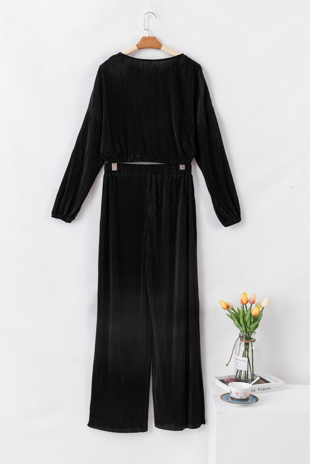 Zwarte cropped trui met koord en broek met wijde pijpen