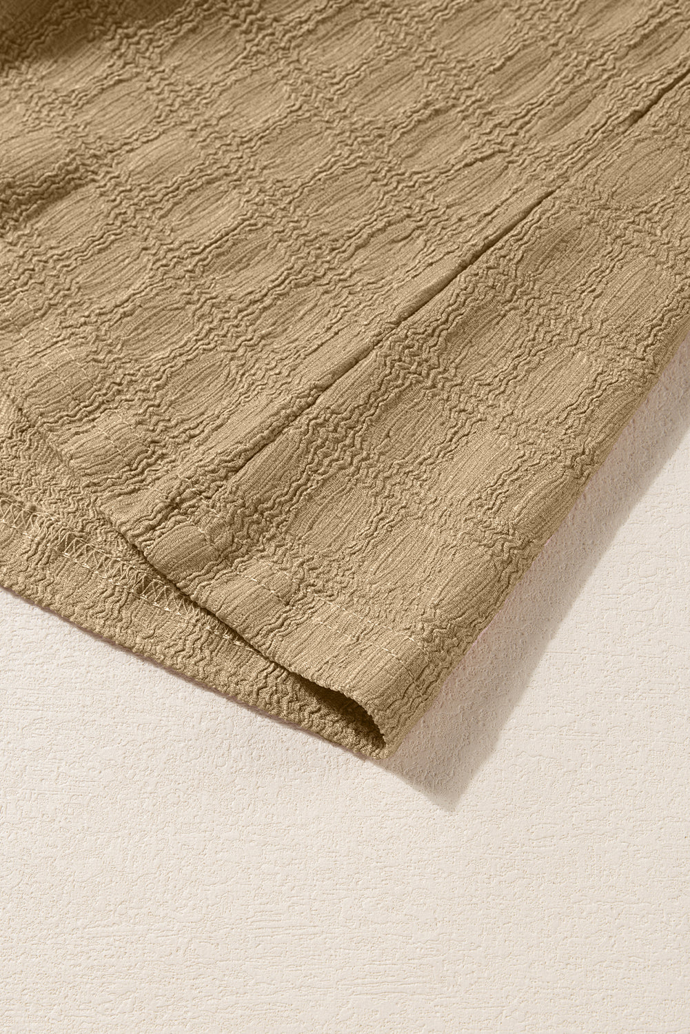 Licht Frans beige tanktop met splithals en roosterstructuur