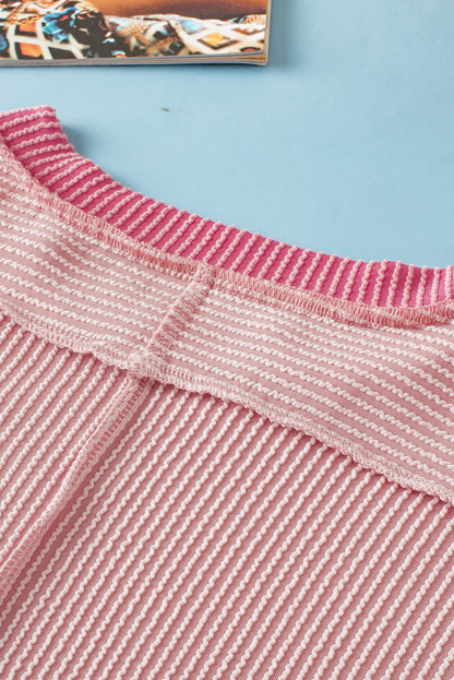 Lichtroze T-shirt met ronde hals en contrasterende rand