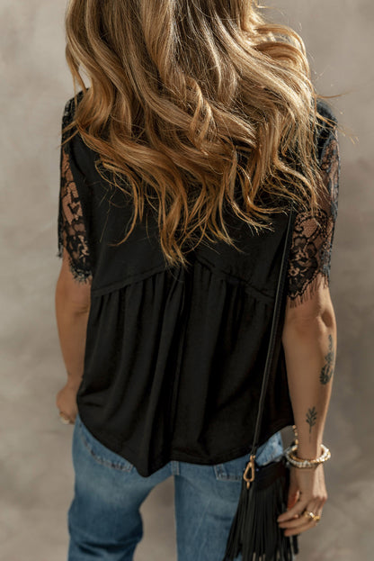 Zwarte babydoll-top met kanten mouwen en V-hals en ruches