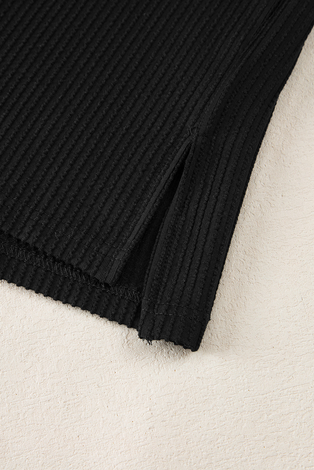 Zwart getextureerd gebreid T-shirt met zichtbare stiksels