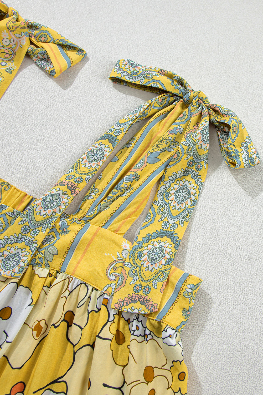 Gele bloemen patchwork tanktop met vastgebonden bandjes en knopen