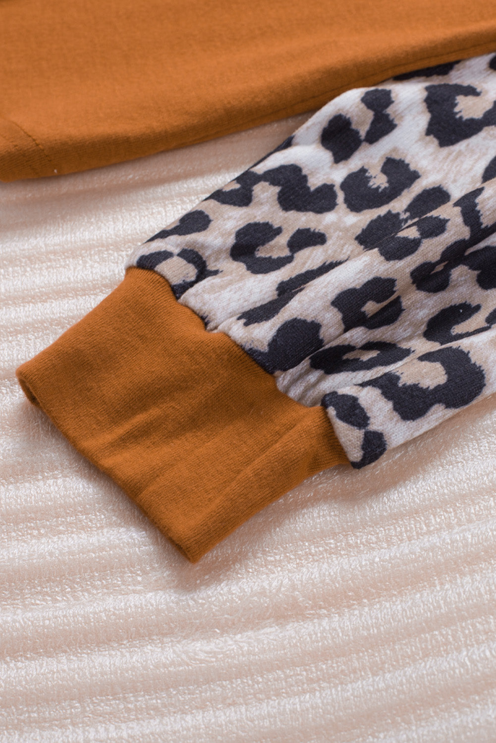 Bruine top met lange mouwen en patchwork met luipaardpailletten
