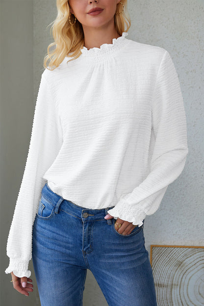 Witte blouse met gesmokte hals en bisschopsmouwen met ruches