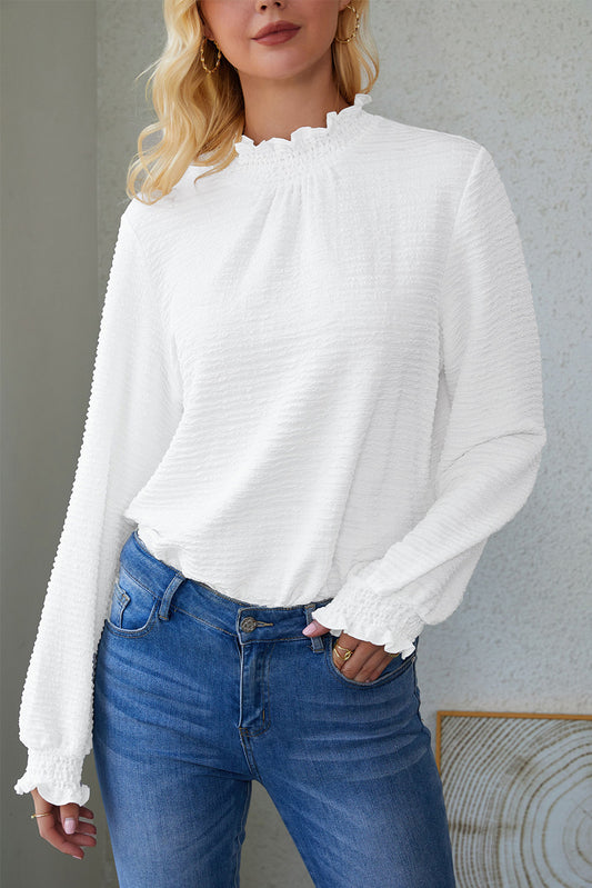 Witte blouse met gesmokte hals en bisschopsmouwen met ruches