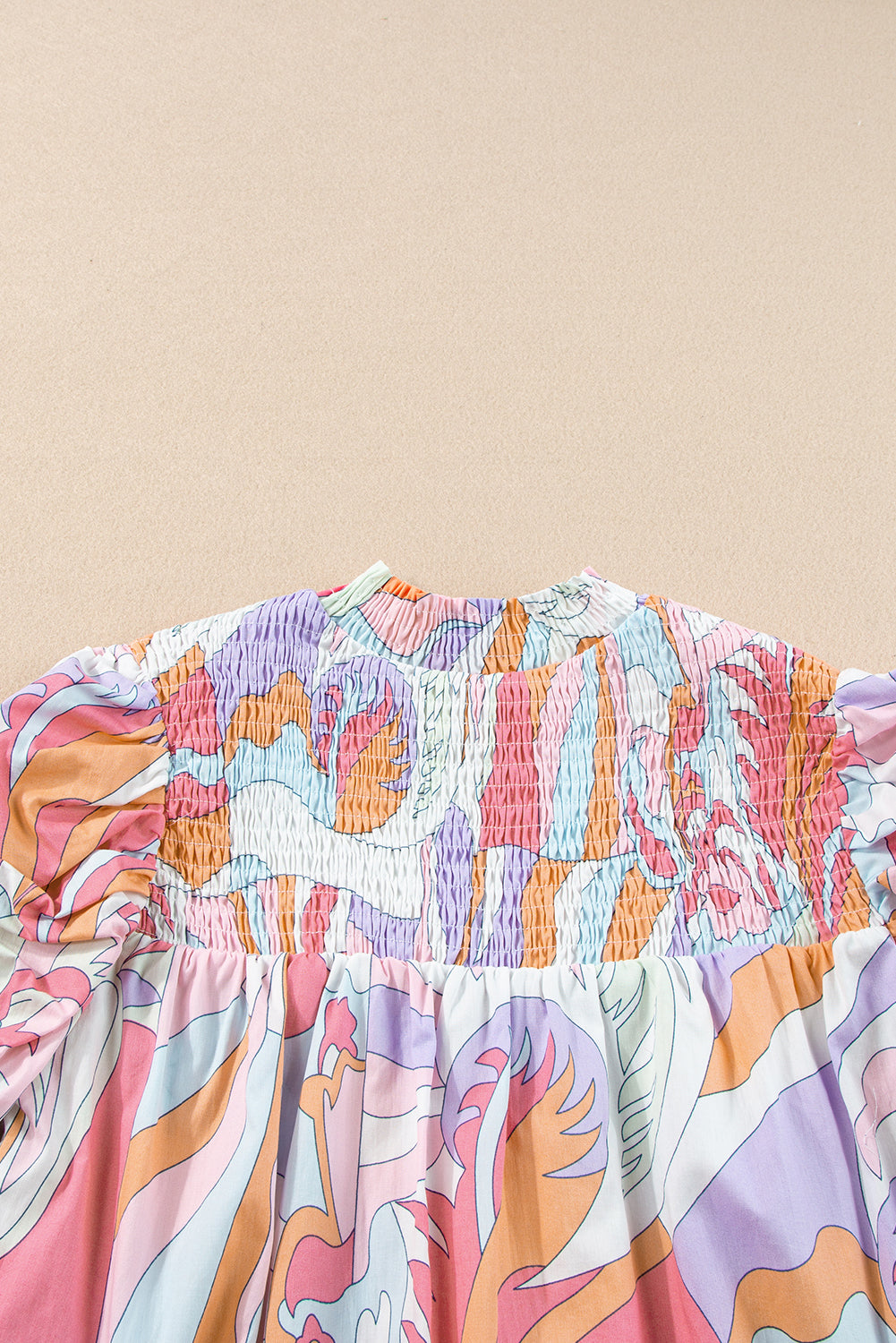 Roze blouse met abstracte print en bubbelmouwen en kieldetail