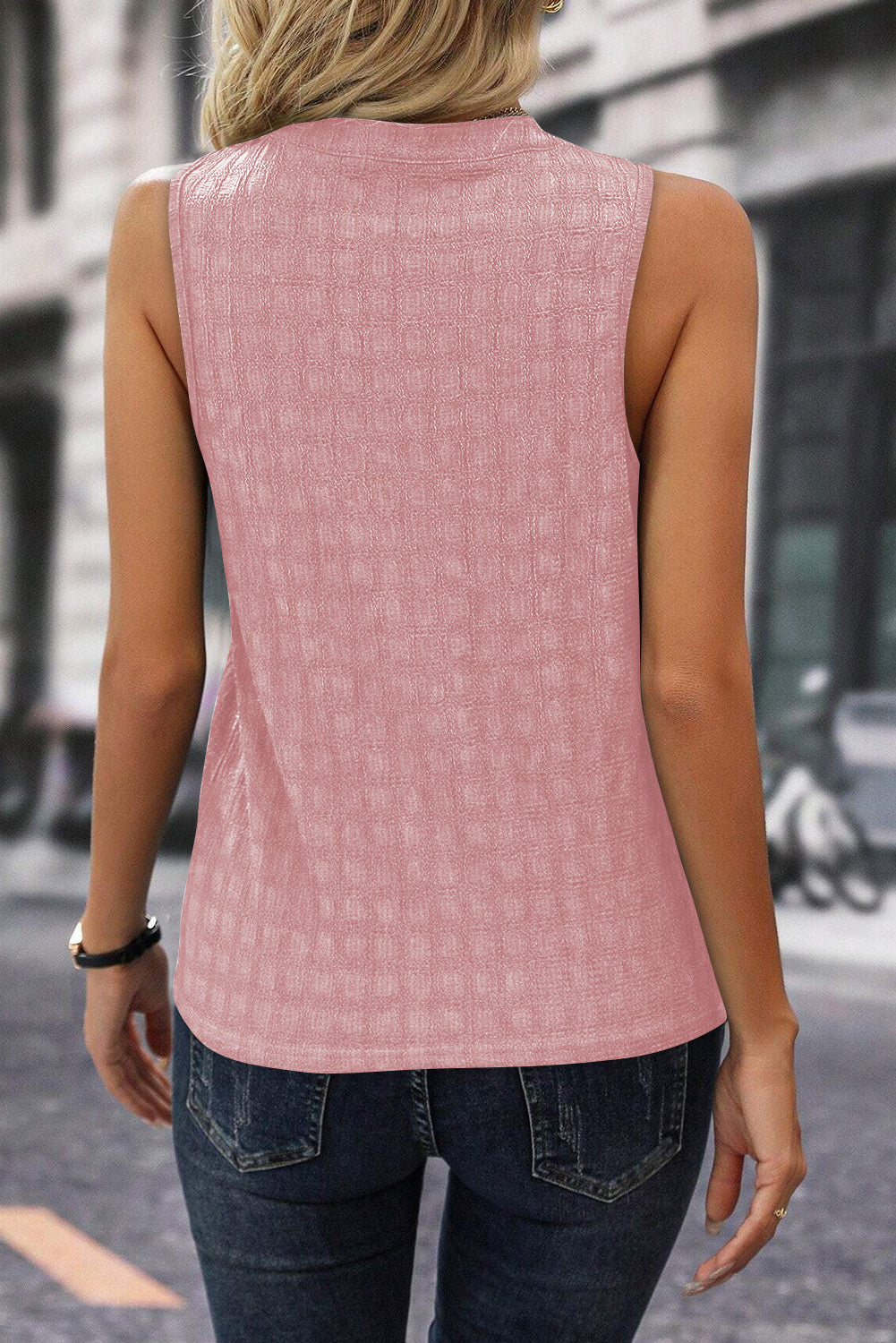 Roze tanktop met splithals en traliestructuur