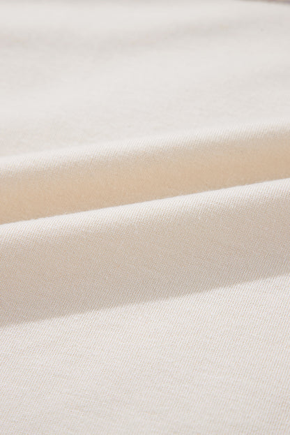 Wit grafische t -shirtjurk met witte bloemen.