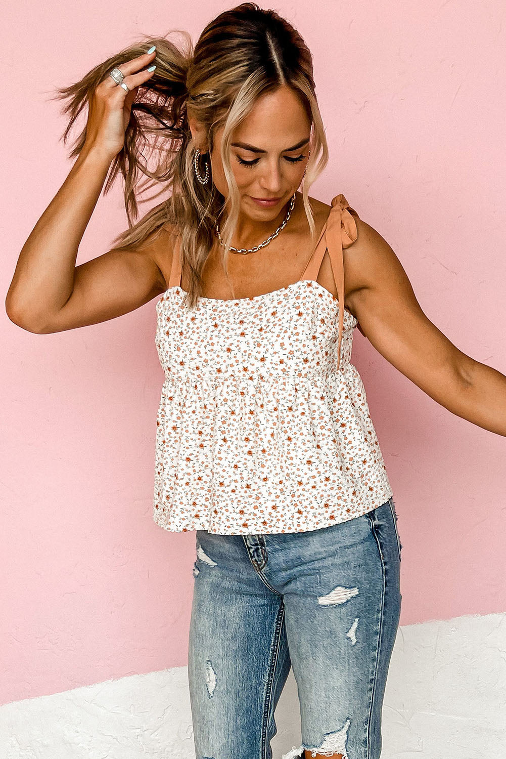 Witte babydoll-tanktop met gebonden schouder en bloemenprint