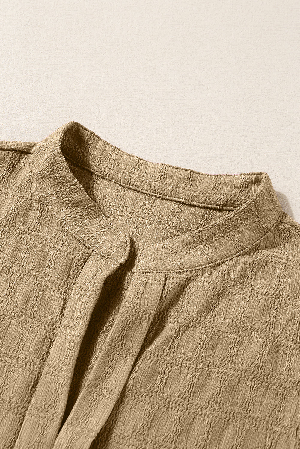 Licht Frans beige tanktop met splithals en roosterstructuur