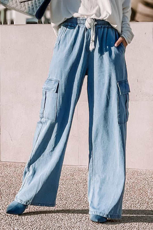 Hemelsblauwe jeans met hoge taille en cargozak met wijde pijpen en trekkoord