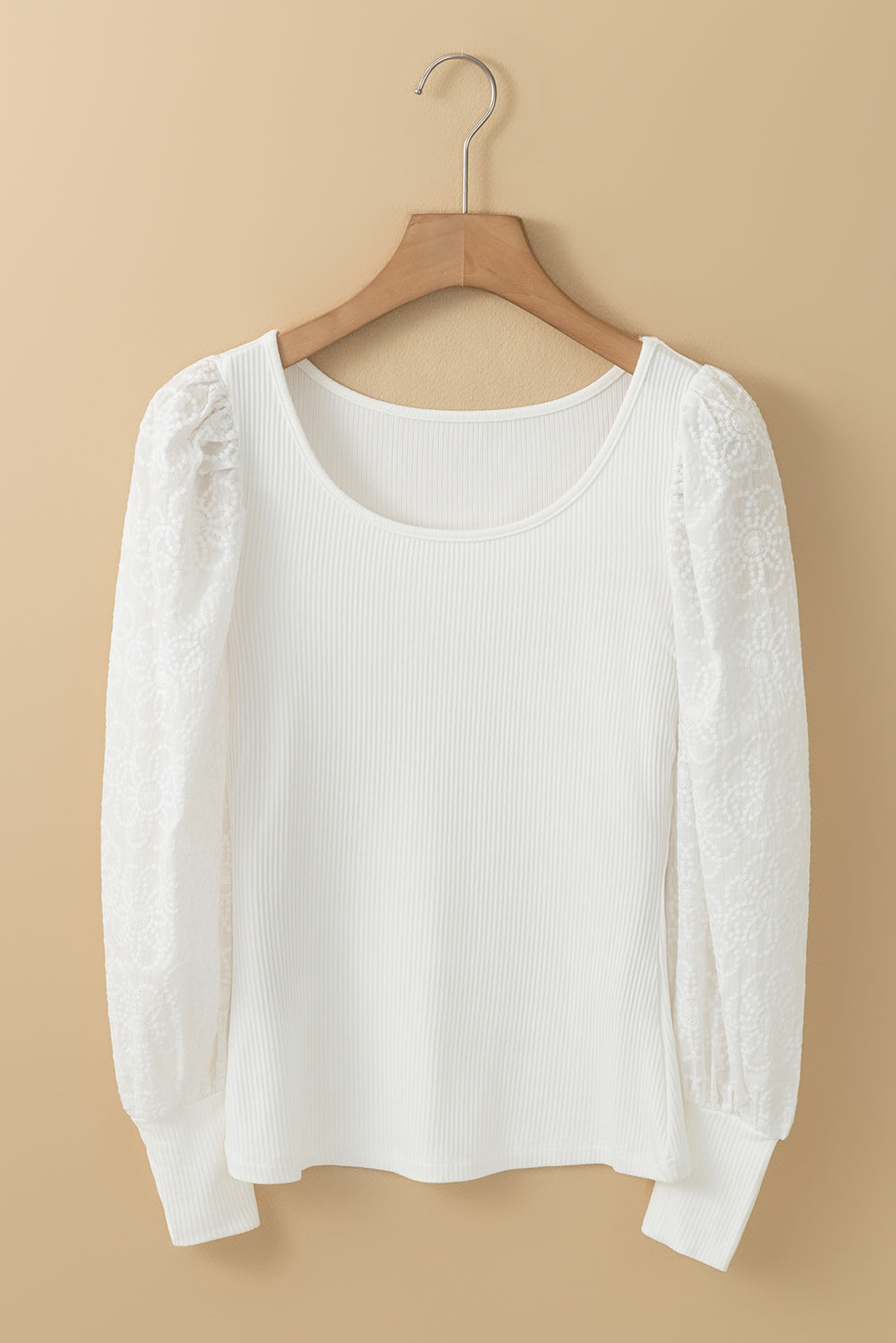 Witte geribbelde gebreide top met pofmouwen en bloemen