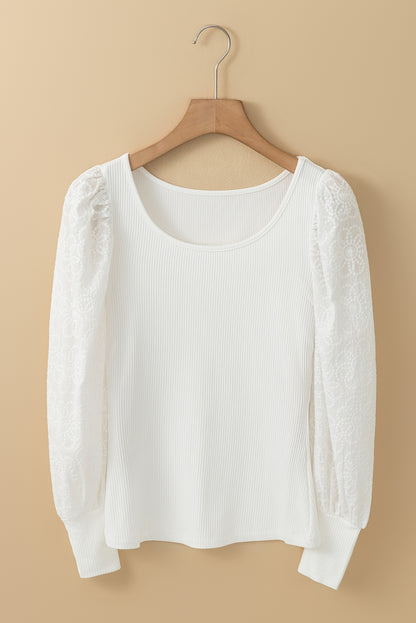 Witte geribbelde gebreide top met pofmouwen en bloemen